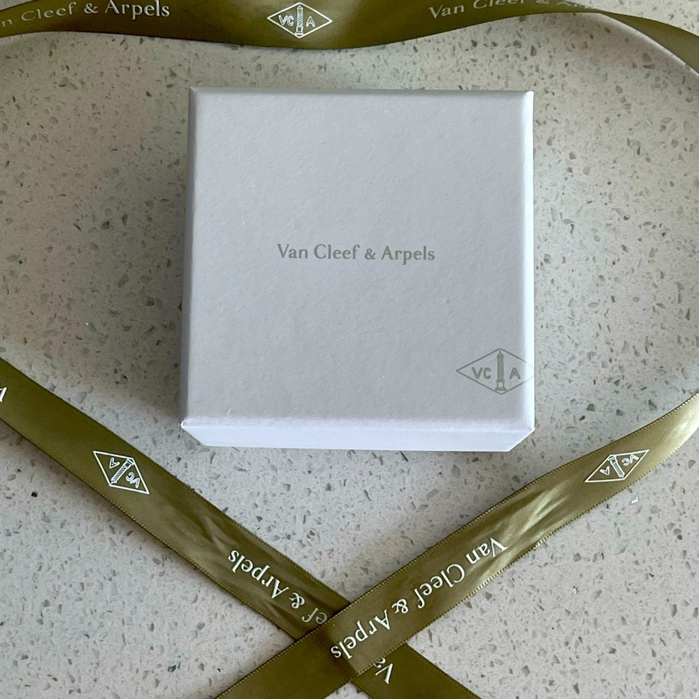 Van Cleef & Arpels Box w/ Ribbon
